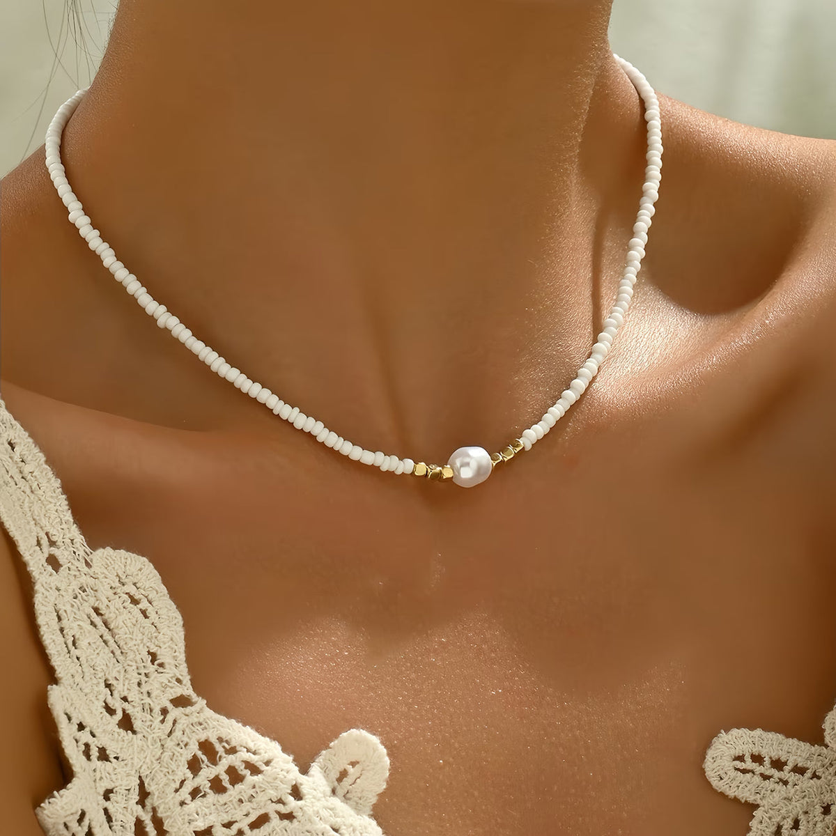 Minimalist Necklace with Daisies