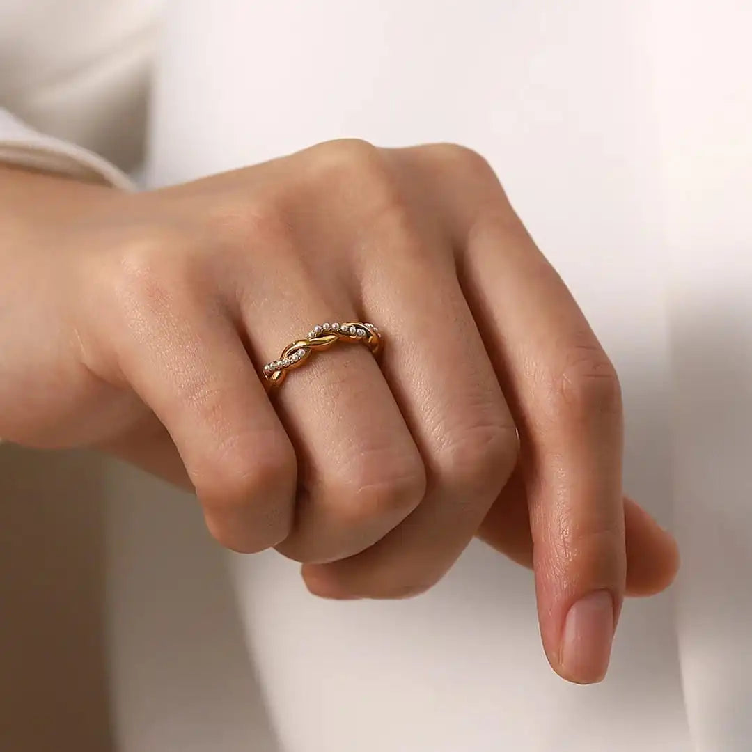 Delicate Gold Twisted Ring with Daisy