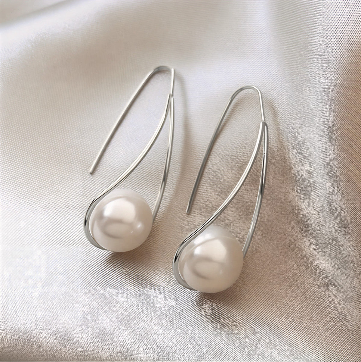 Elegant Earrings with Mysterious Pearl