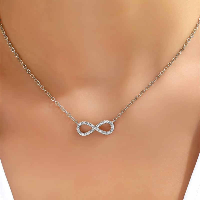 Necklace in white gold with a pendant infinity shape and zirconia.