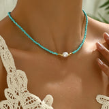 Minimalist Necklace with Daisies