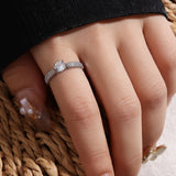 Essential white gold ring with integrated zirconia