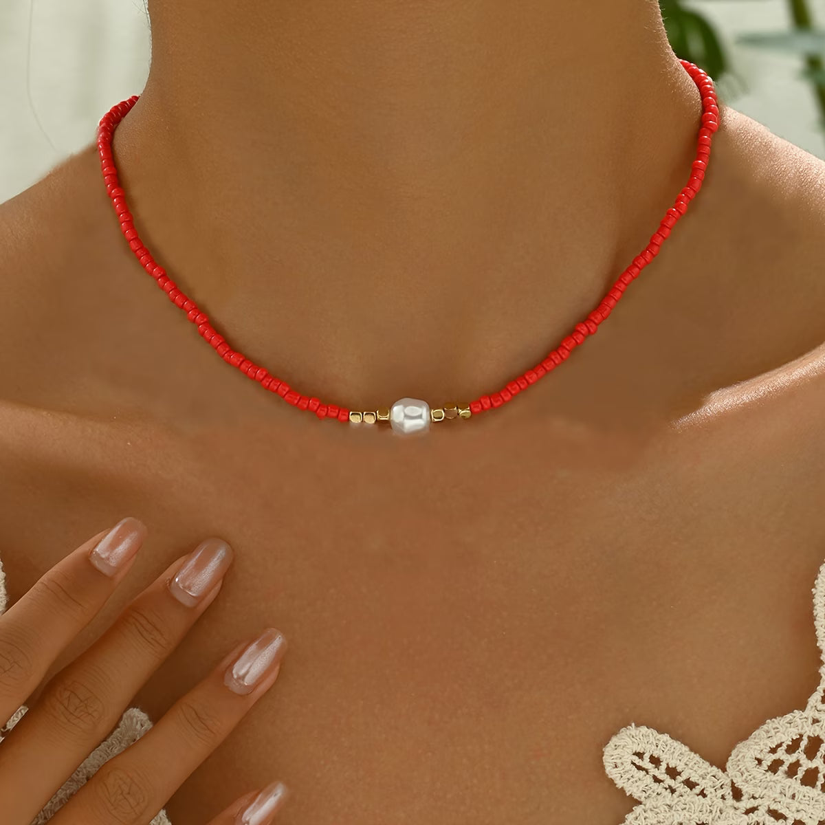 Minimalist Necklace with Daisies