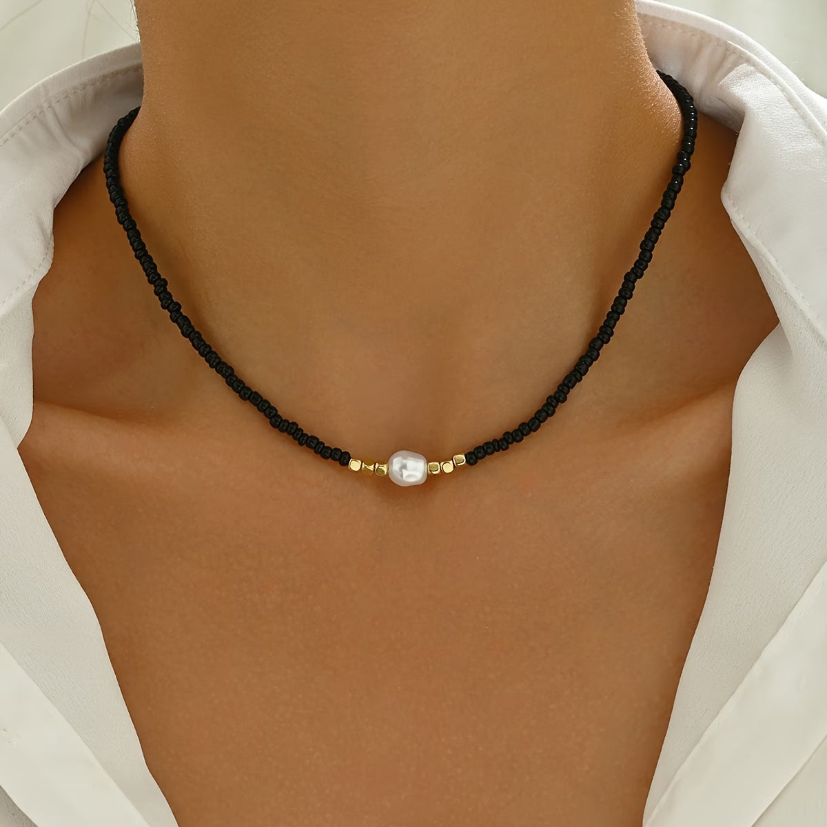 Minimalist Necklace with Daisies