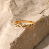 Delicate Gold Twisted Ring with Daisy