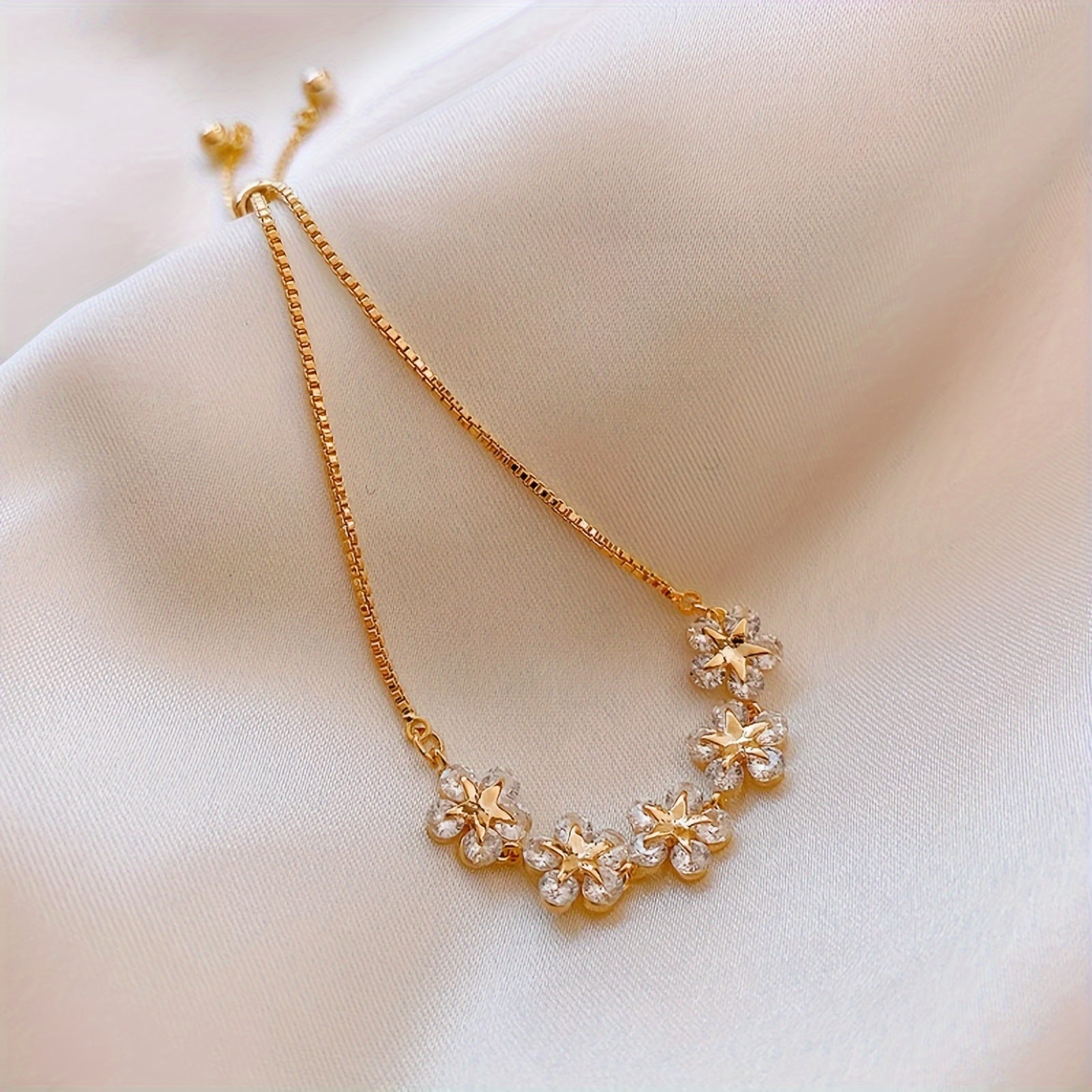 White Gold Bracelet with Zirconia in Flower Shape