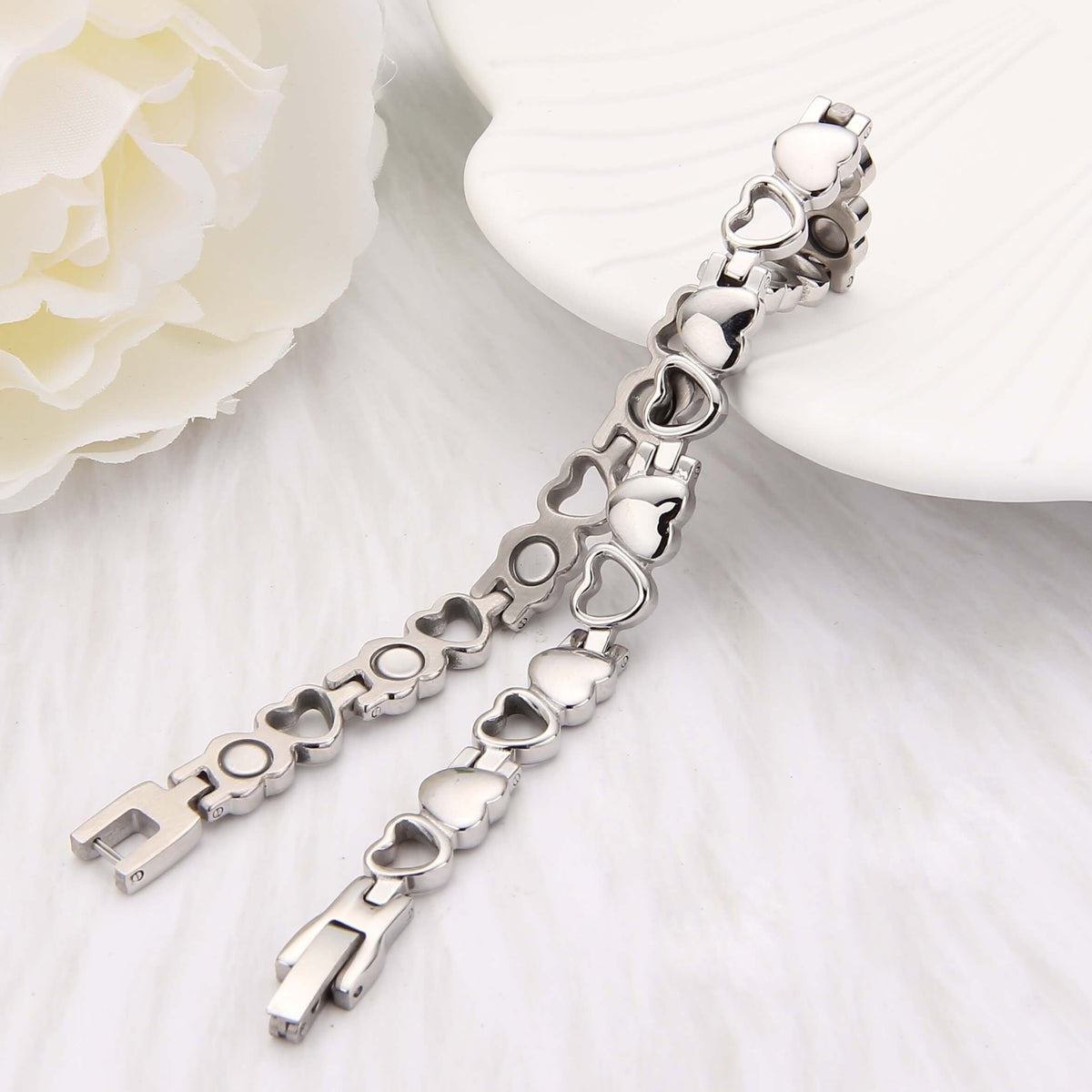 Refined white gold bracelet with heart-shaped pendant