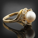 Elegant Ring with Daisy and Shiny Gold