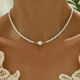 Minimalist Necklace with Daisies