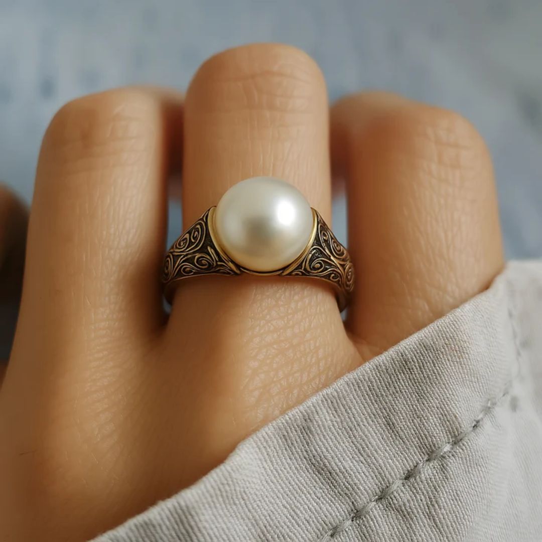Vintage Ring in Pearls and Gold Timeless